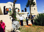  بالصور: طلاب مدرسة الزهراء يشاركون في مشروع لتنظيف مقام العجمي بيافا